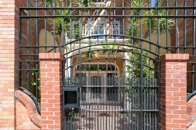 Entrance - 830 Hayes St