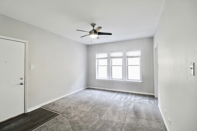 Building Photo - 2404 N Kilbourn Ave