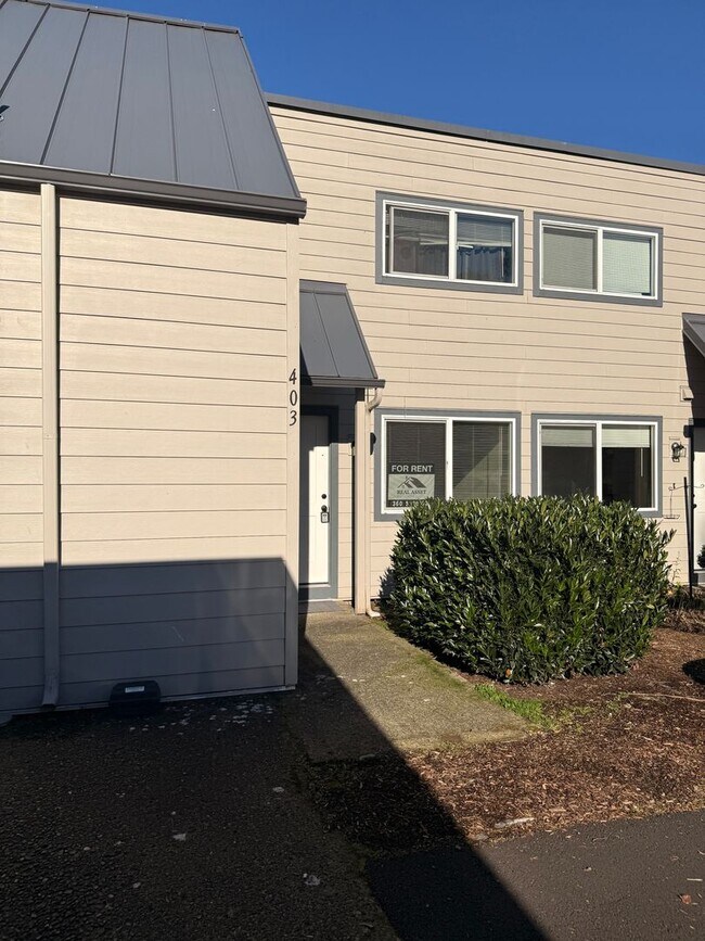 Building Photo - Spacious 1 Bedroom Duplex, Great Location, W/D In Unit, Bright Living Space!!