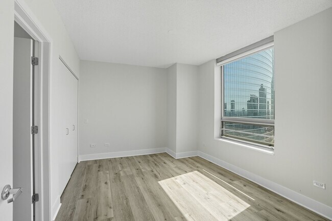 Foto del edificio - 305 N Canal St