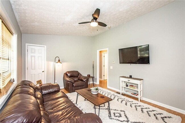 Building Photo - 688 Inglewood Dr