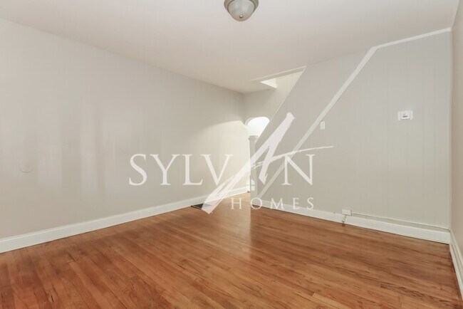Building Photo - Feel welcome and comfortable in this charm...