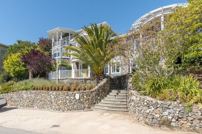 Foto del edificio - Beautiful Studio with Spectacular Bay Views