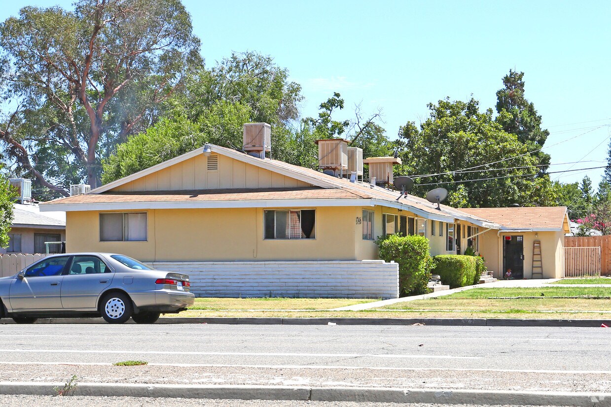 Primary Photo - 4746 E Shields Ave