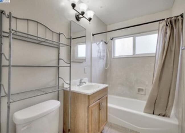 Building Photo - 7448