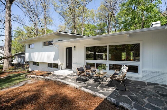 Foto del edificio - 1690 Cotswold Dr NE