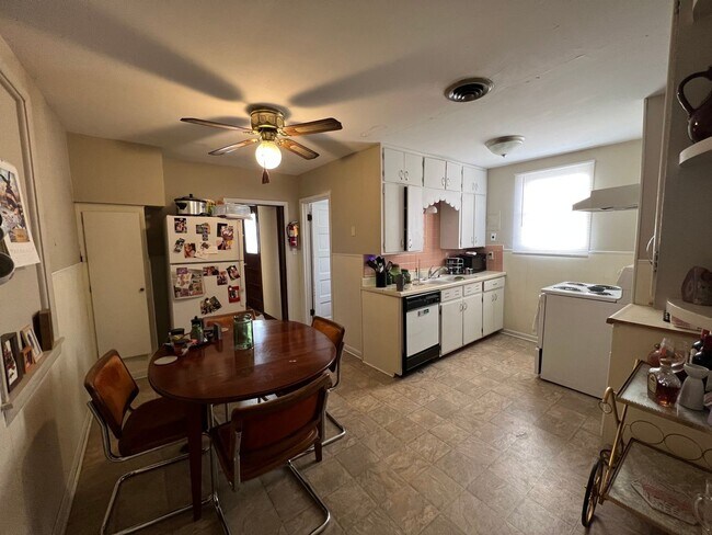 Building Photo - Unique and Spacious Property Centrally Loc...