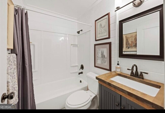 Foto del edificio - 724 Commodore Dr NW