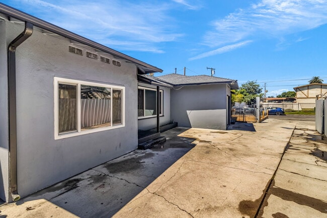Building Photo - 1117 N Mayfield Ave