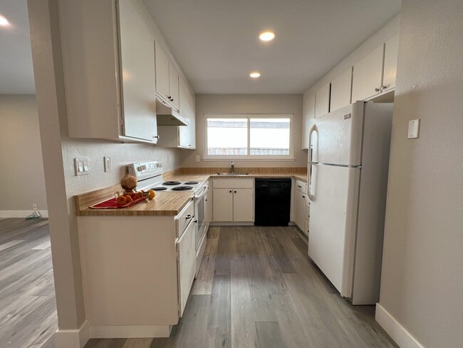 Building Photo - 5177 Oxbow Ct