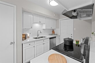 Building Photo - 10327 Gladewood Dr