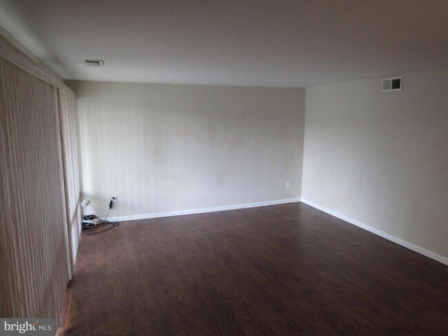 Foto del edificio - 7326 Donnell Pl