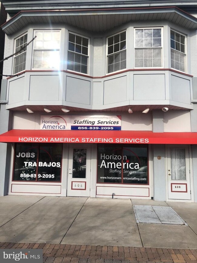 Building Photo - 606 E Landis Ave
