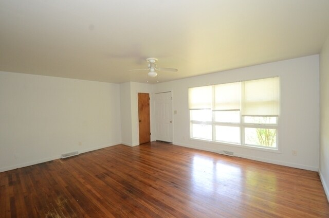 Foto del edificio - 915 Country Club Rd