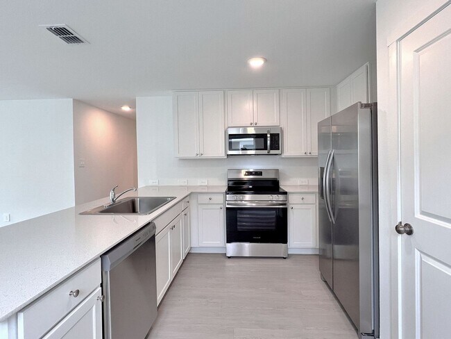 Foto del edificio - NEW Four-Bedroom Two-Story Home in Eagle Lake