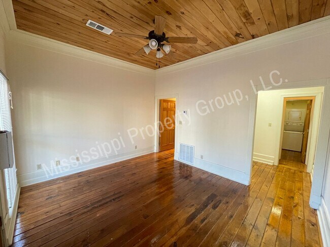 Foto del edificio - Efficiency 1BR/1.5BA FOR RENT