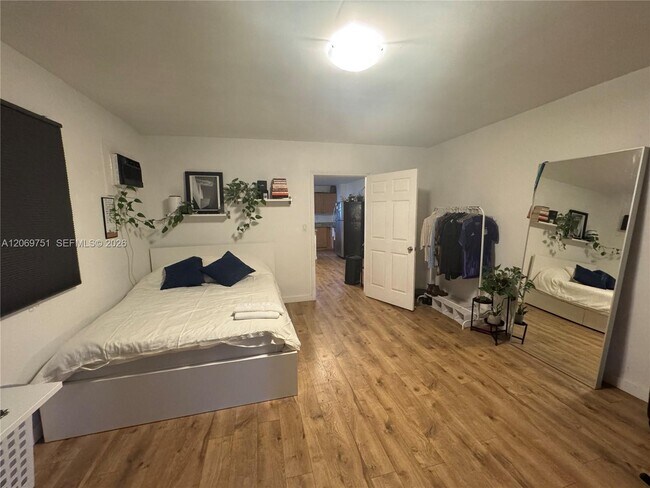 Foto del edificio - 329 NW 44th St