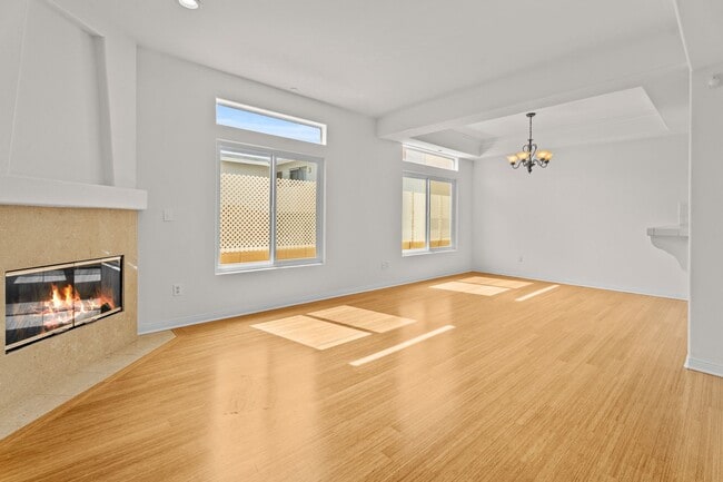 Building Photo - Spacious 2-Bed Townhome with Private Rooft...