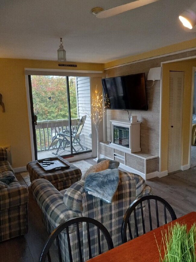 Building Photo - 160 Treetop Cir