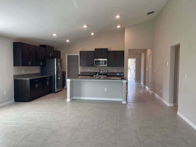 Building Photo - "Spacious 4-Bed Oasis with 2.5 Baths on Ra...