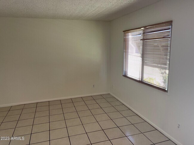 Building Photo - 4302 W Solano Dr S