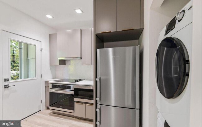 Foto del edificio - 1664 Avon Pl NW