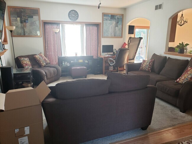 Sala de estar con chimenea - 407 Century Oak Dr