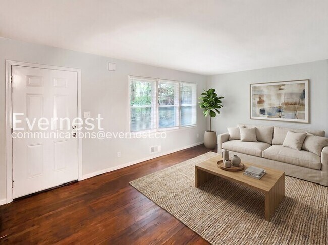Foto del edificio - 3 Bed/2 Bath Home with Off-Street Parking / Pet-Friendly / Coming Soon!