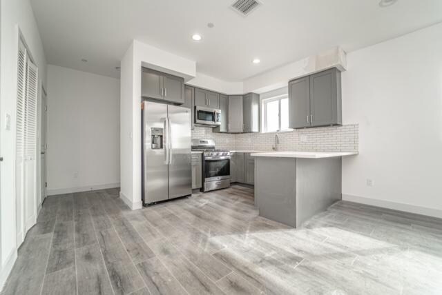 Building Photo - 701 W 74th St