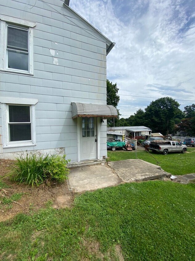 1239 4th St Unit 1239 Fourth St Downstairs, Slatington, PA 18080 Room