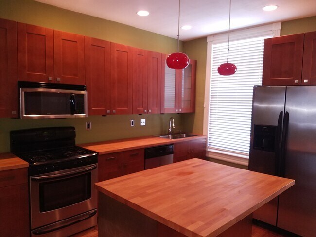 Foto del edificio - Charming 2 Bedroom w/ Den Townhome in Wash...