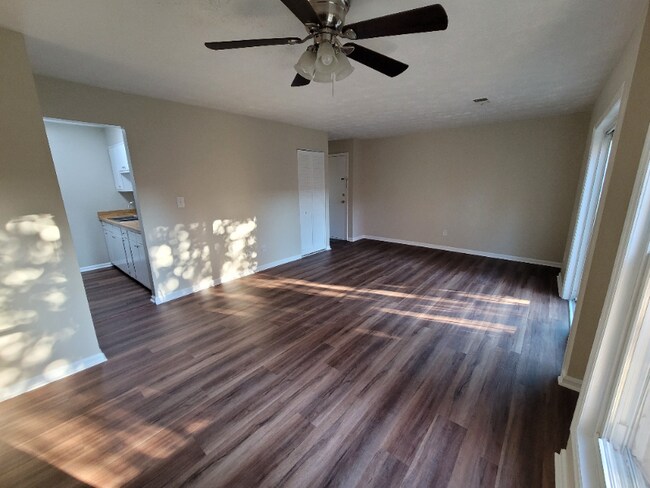 Foto del edificio - 1310 Louisville Rd