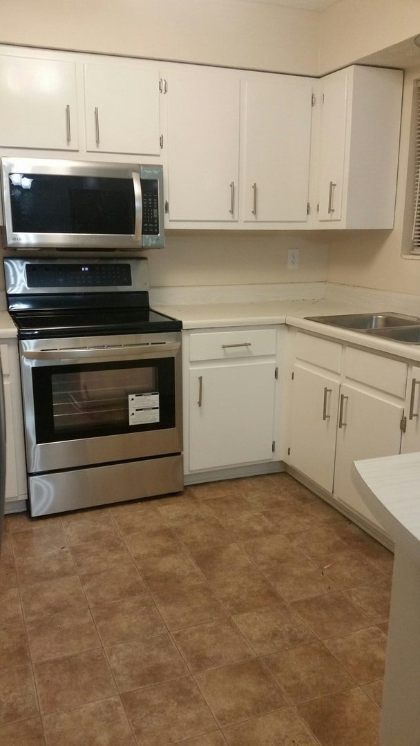 Building Photo - Beautifully Maintained, Spacious Brick Hom...
