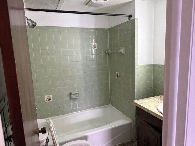 Foto del edificio - 377 Hudson Ave