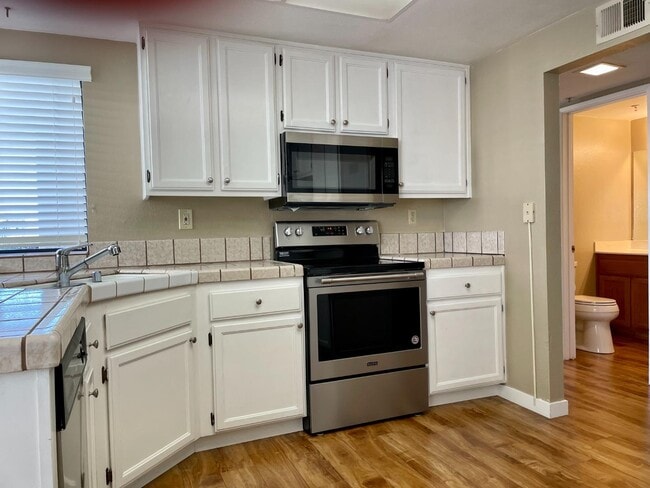 Building Photo - 2157 Vista Del Mar