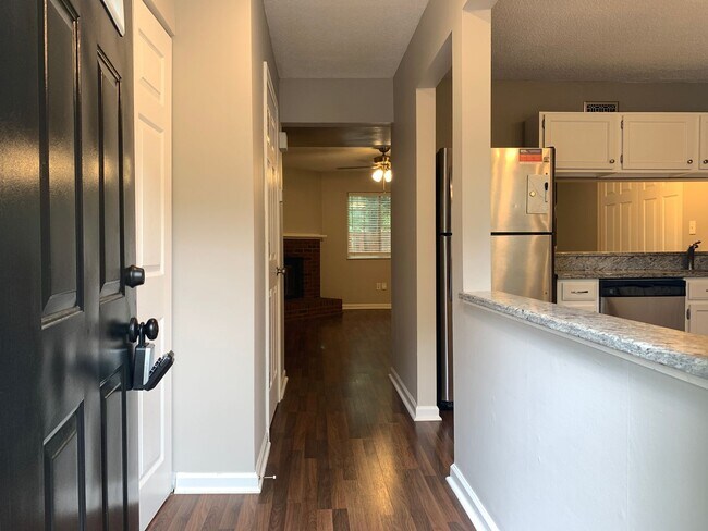 Foto del edificio - Trendy Renovated Raleigh Townhome In Ralei...