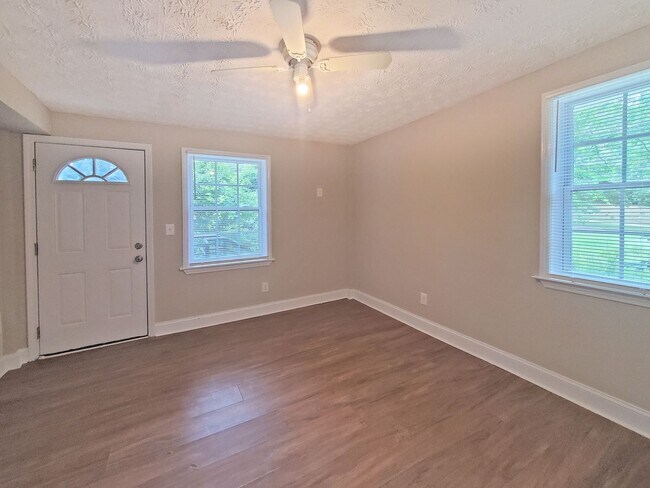 Foto del edificio - COMING SOON: One bedroom 1 bath apartment - Housing Vouchers accepted