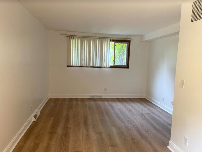 Building Photo - 3857 Edgemoor Pl Ne