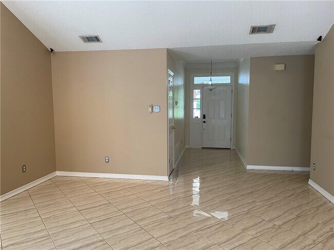 Building Photo - 7401 Lakeview Dr