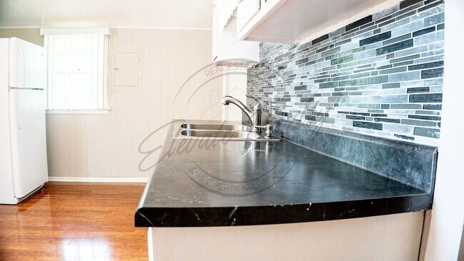 Foto del edificio - Charming 3-Bedroom Home with a Basement in...