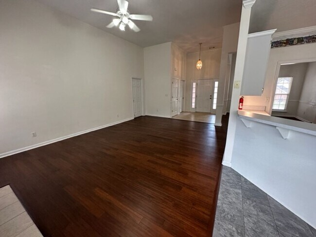 Foto del edificio - 701 Spalding Ct