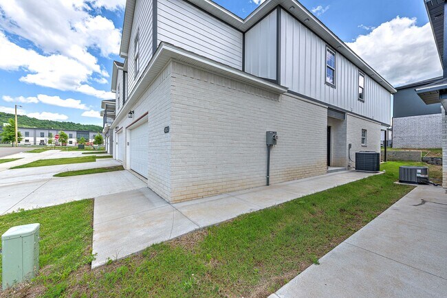 Building Photo - 939 S Benchmark Ln