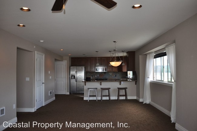 Building Photo - 211 Harbor St