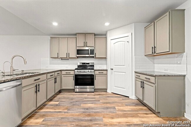 Building Photo - 4 Bedroom/2.5 Bath Copper Canyon Subdivision