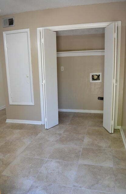 Building Photo - Charming 2-Bed Townhouse Retreat in Fort W...