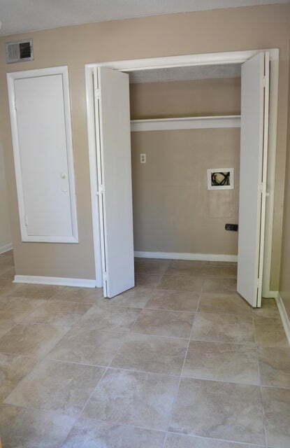 Foto del edificio - Charming 2-Bed Townhouse Retreat in Fort W...