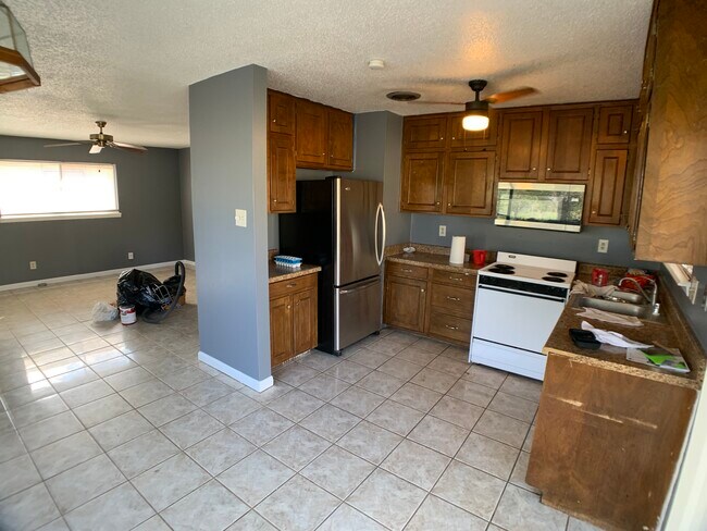 Kitchen - 6400 Pizarro Dr