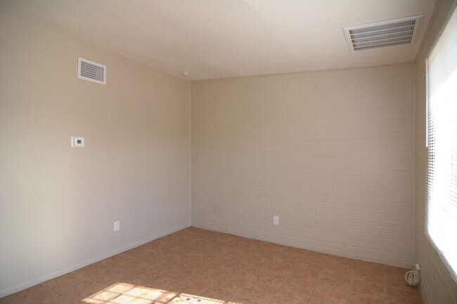 Building Photo - Great South Tucson Location! Charming 1 Be...