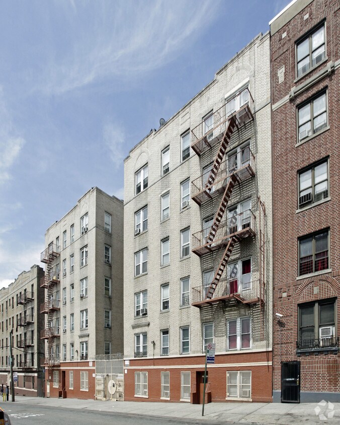 Foto principal - 2475 Tiebout Ave