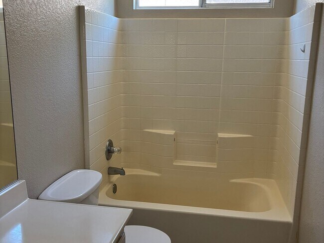 Foto del edificio - 14391 Hidden Rock Rd